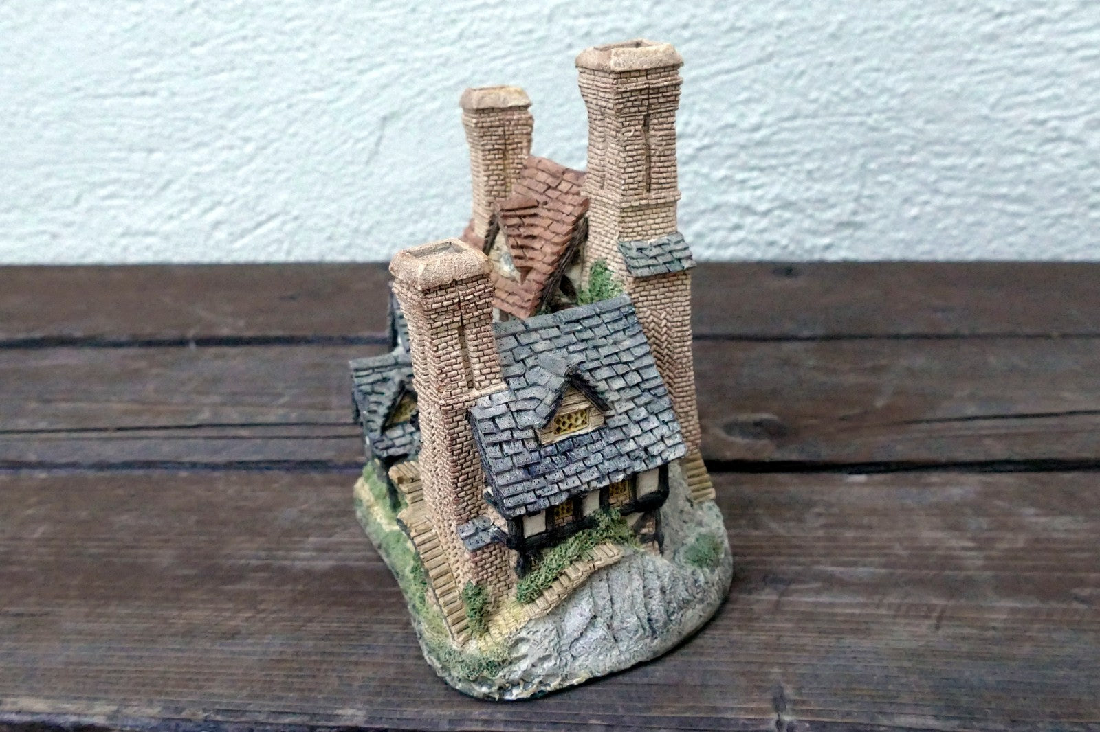 1983 David Winter Cottage Hartford Court Display