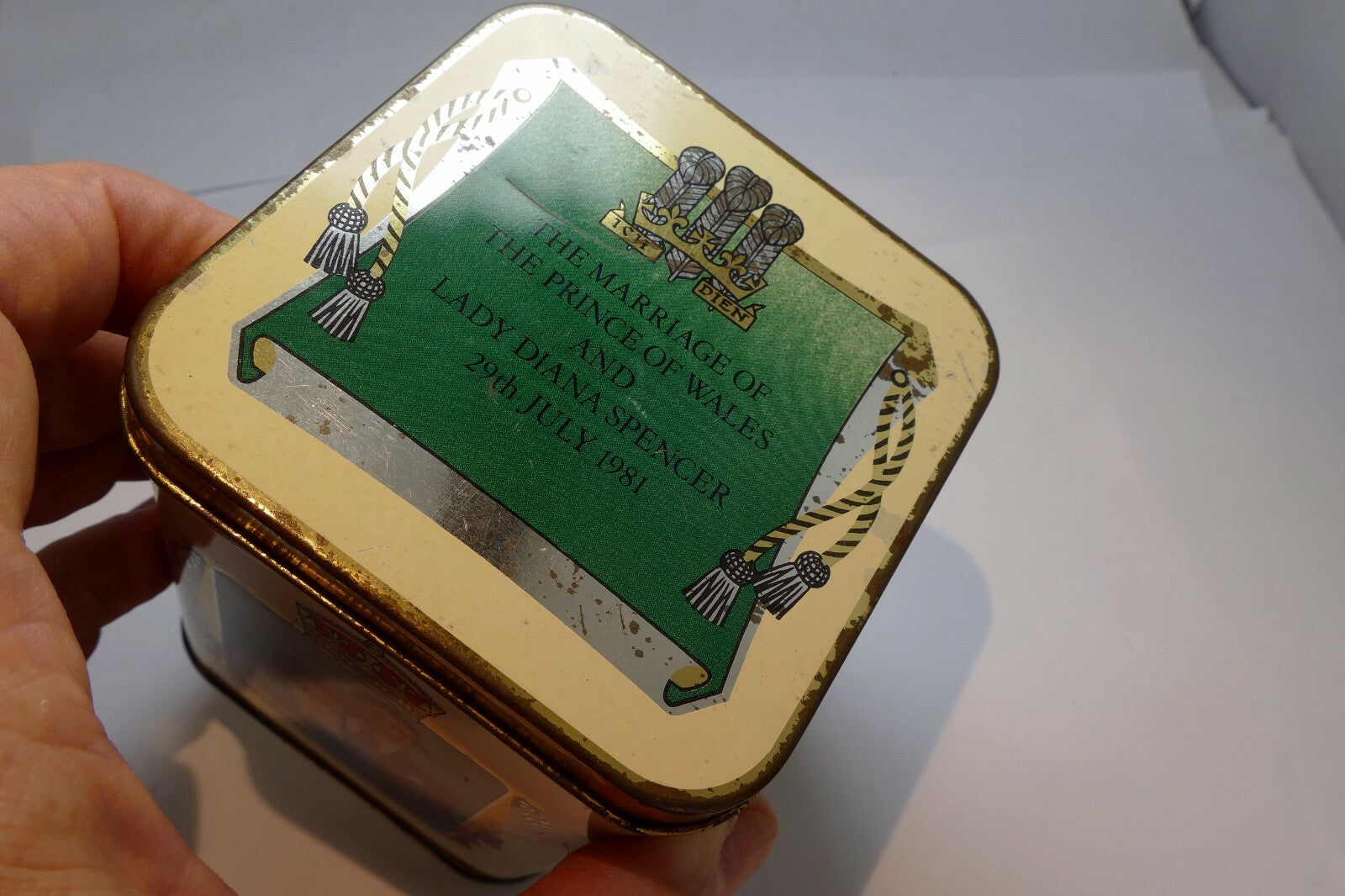 Royal Marriage Celebration Souvenir Tin 1981 Prince Wales & Lady Diana Spencer