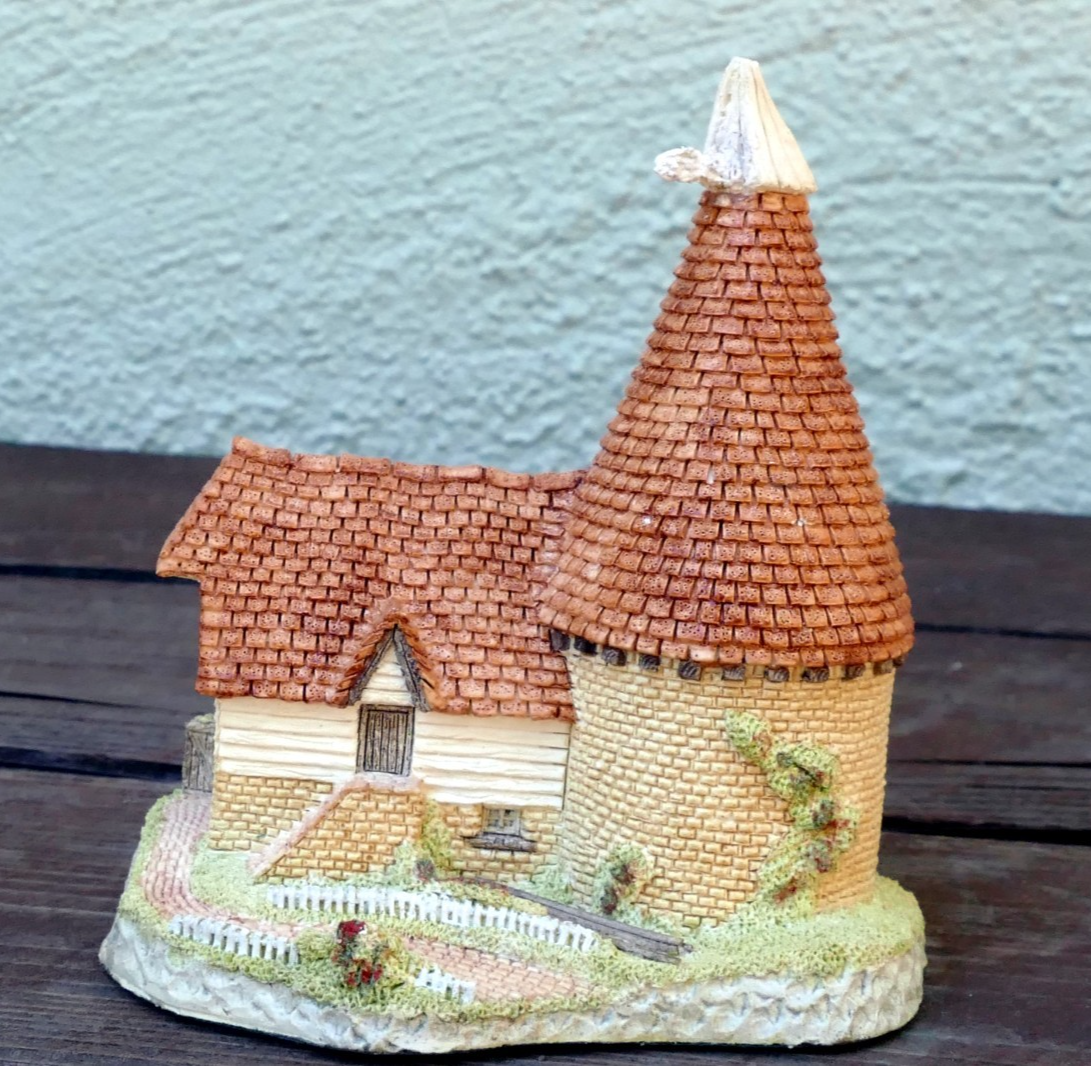 David Winter Cottages Single Oast Handcrafted Figurine Vintage UK Great Britain