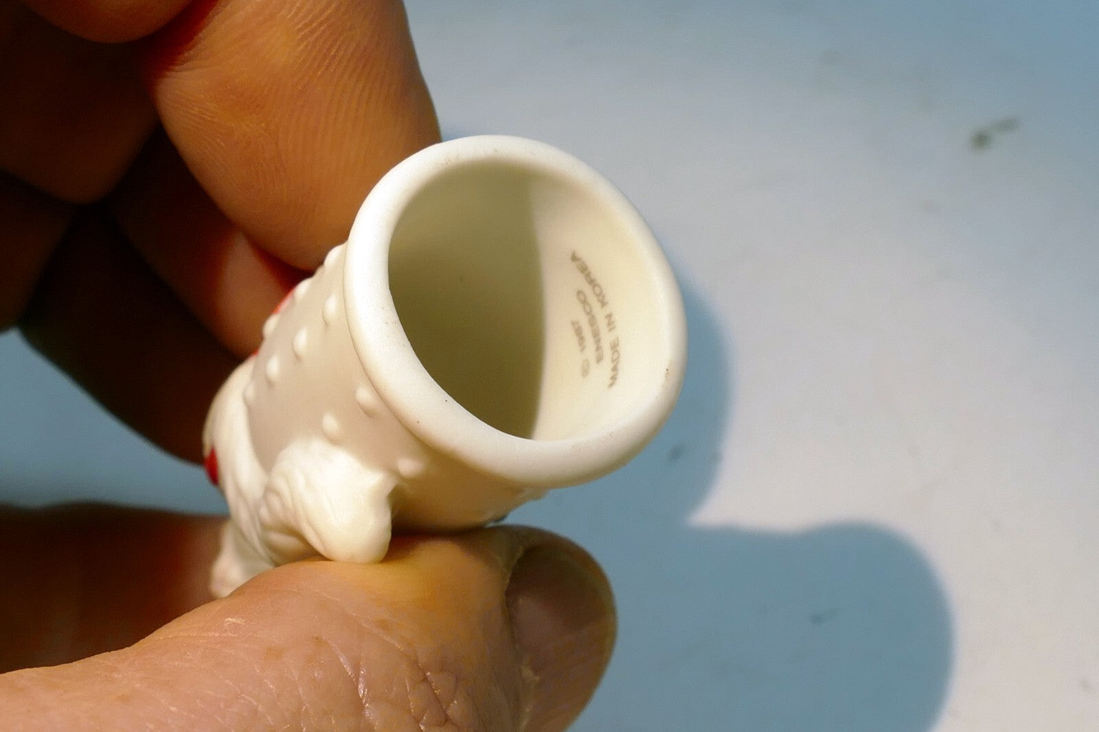 Thimble Souvenir white cat red bow porcelain feline