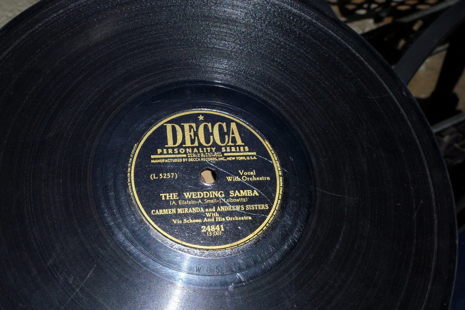 10" 78 rpm ANDREWS SISTERS & CARMEN MIRANDA Wedding Samba 24841