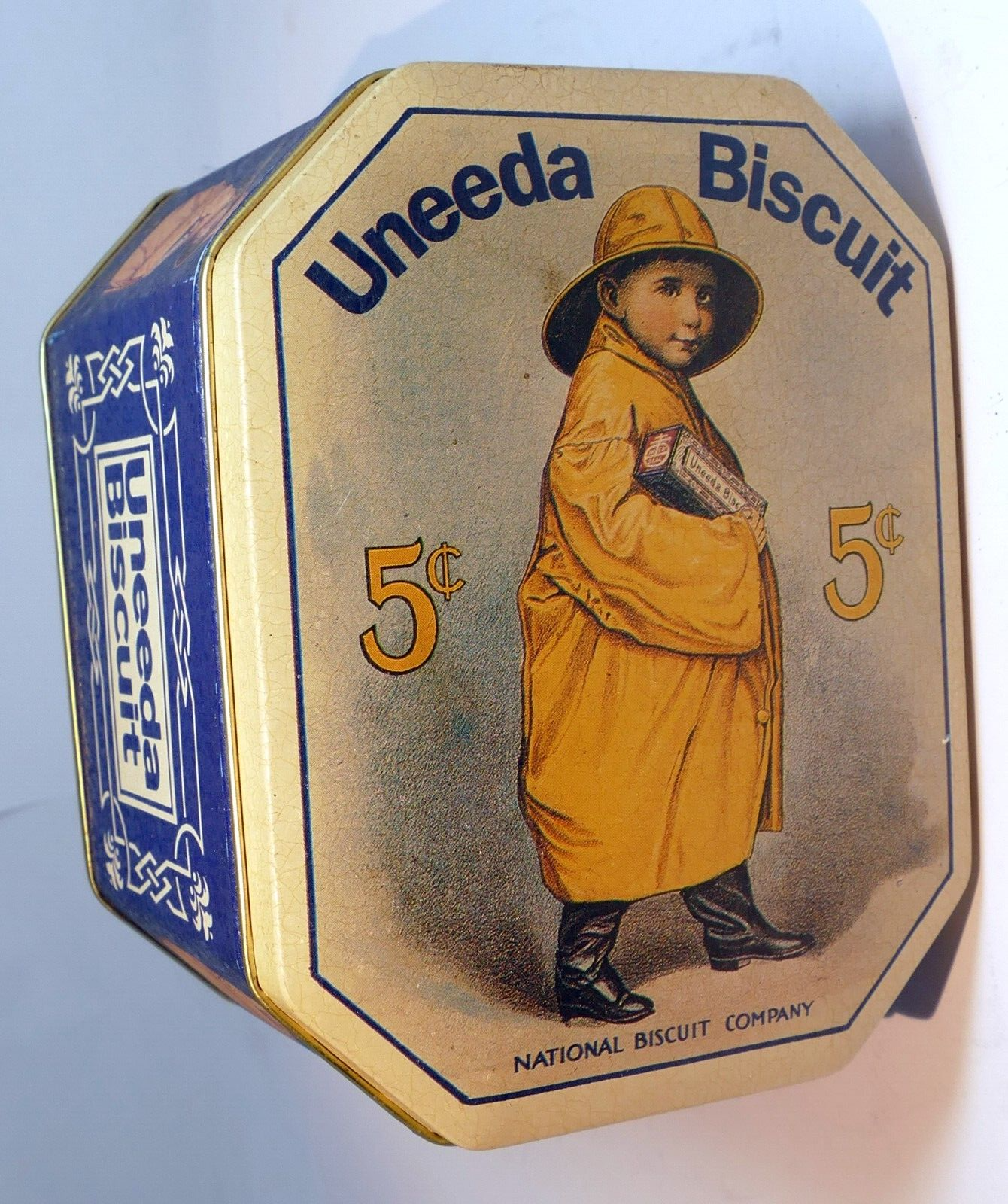 Uneeda biscuits tin depicts 1923 art tin octagonal empty container boy