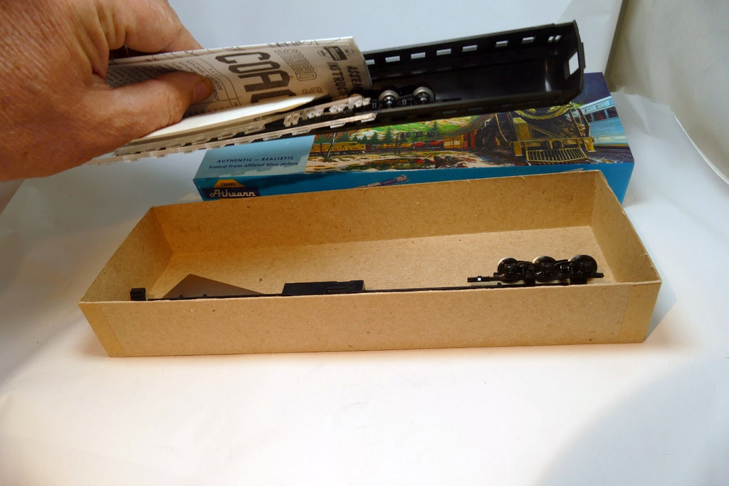 HO Scale, Athearn #1856 Santa Fe, Std Coach Clerestory Roof