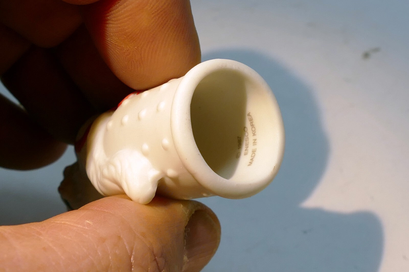 Thimble Souvenir white cat red bow porcelain feline