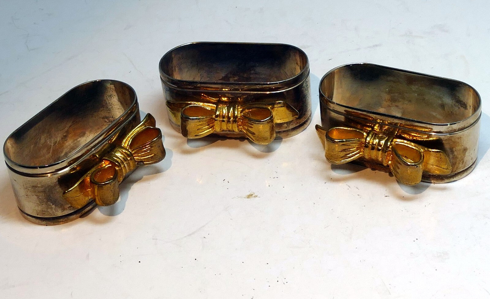 Silver plated napkin rings with gold decorative bow vintage lot of 4 set of four