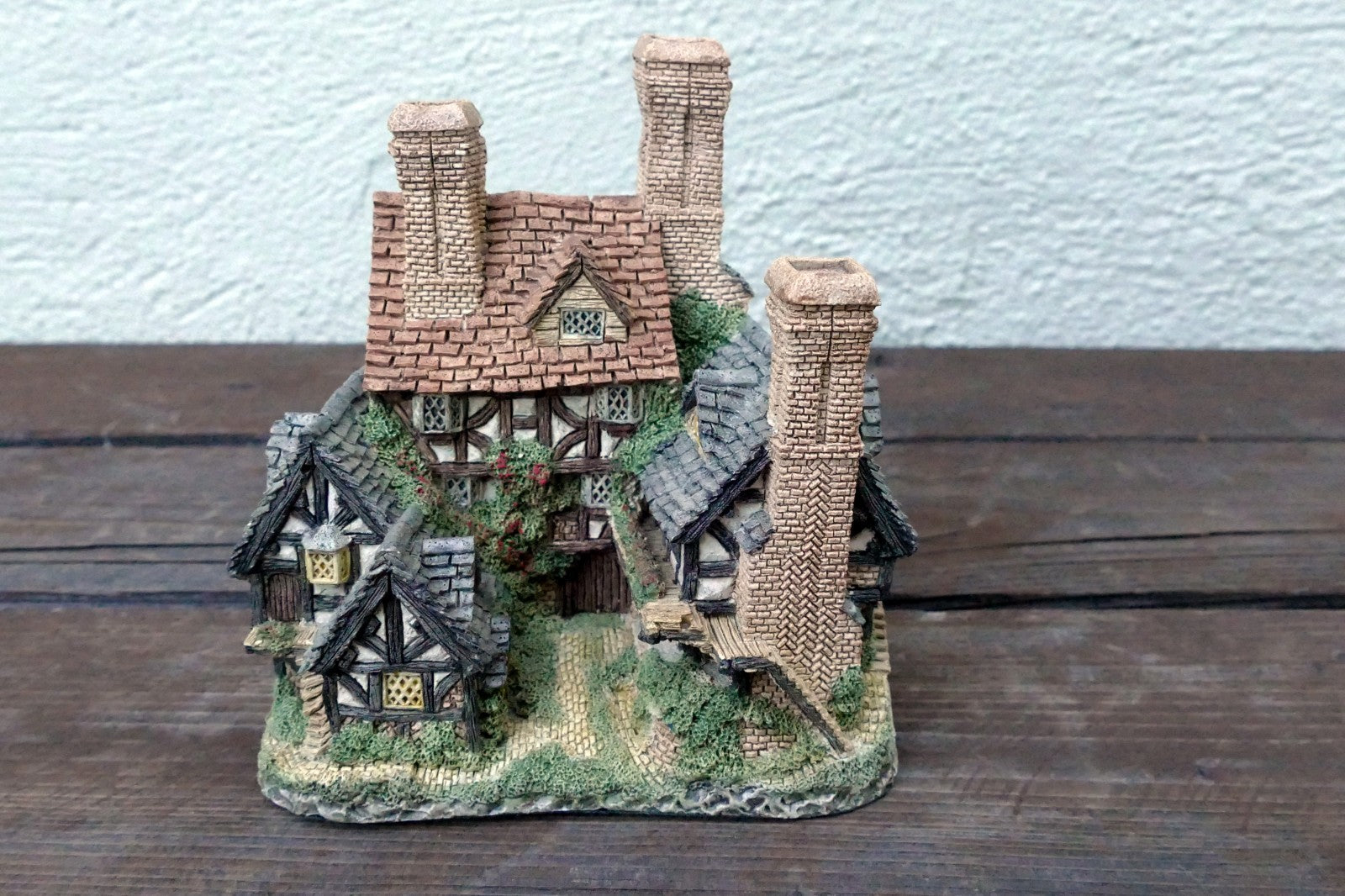 1983 David Winter Cottage Hartford Court Display