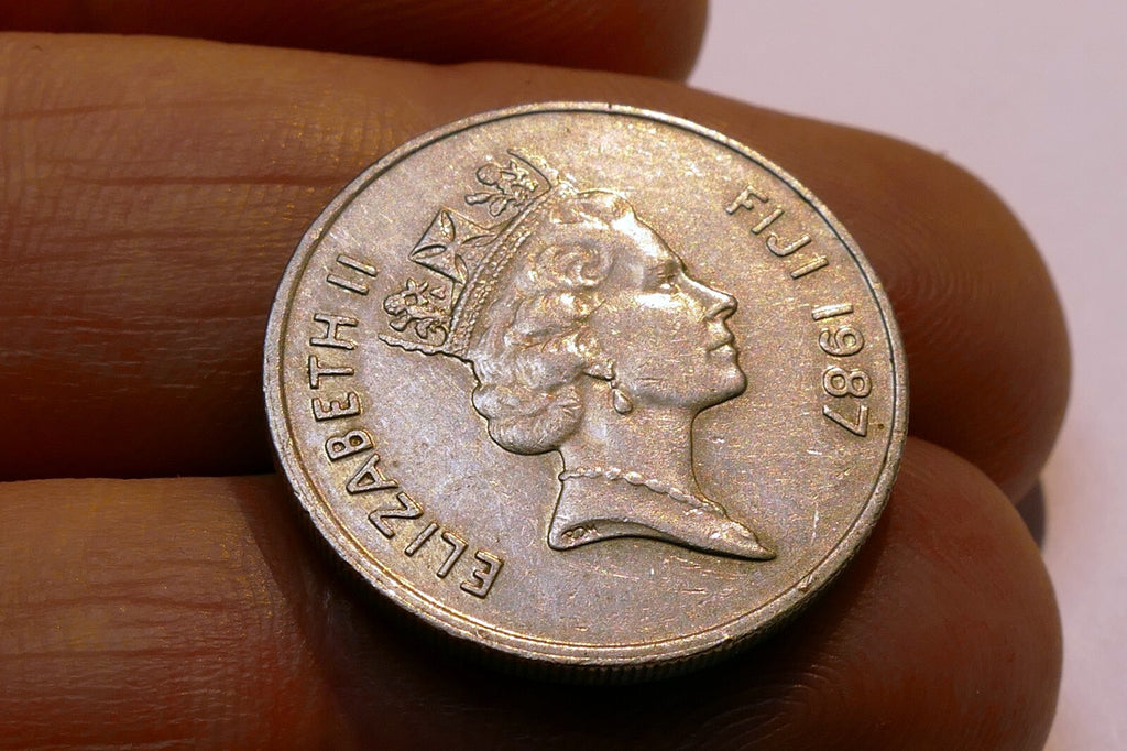 1987 Fiji 10 Cents Queen Elizabeth II Throwing Club 23.6mm coin