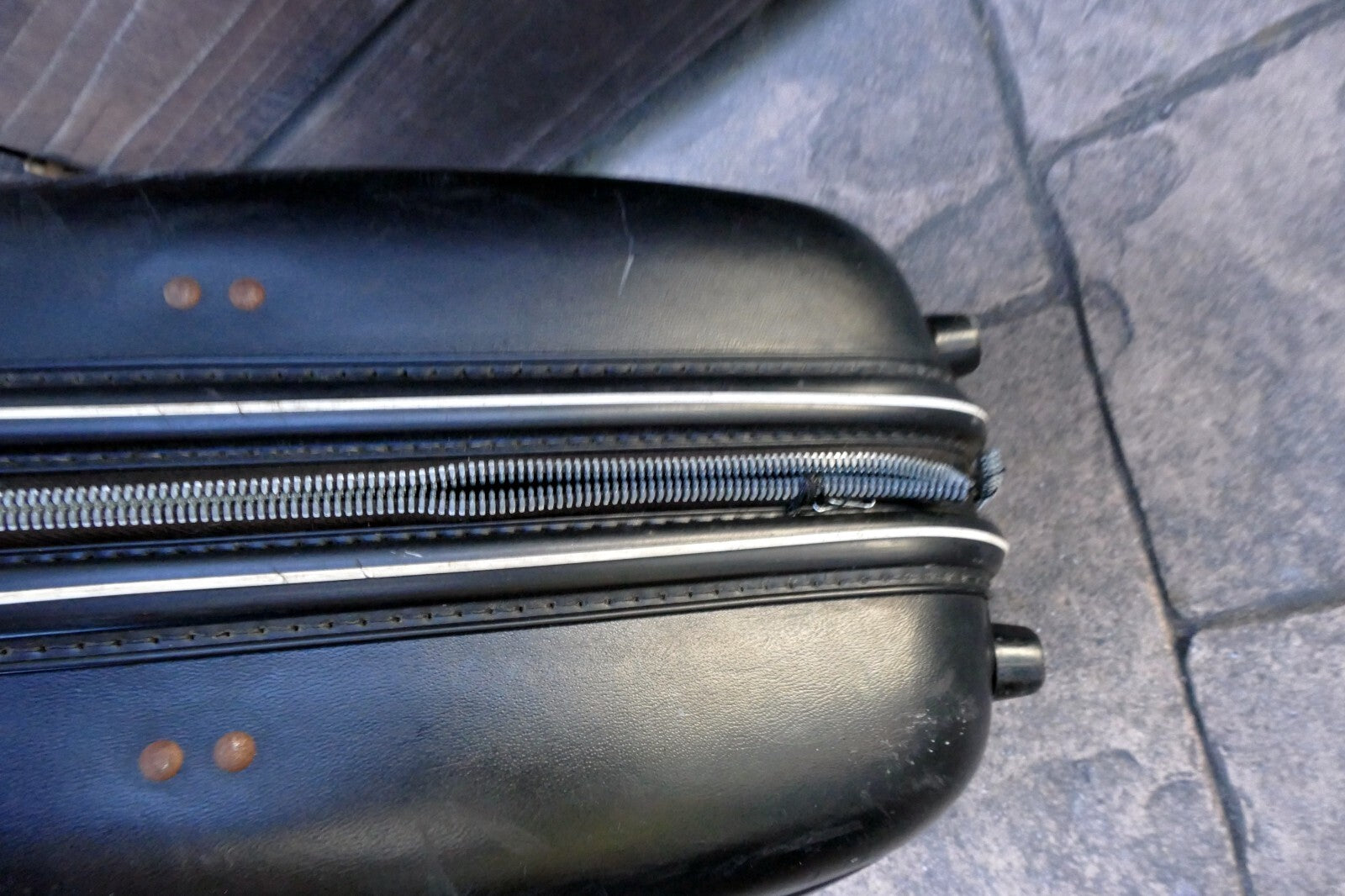 Vintage Black Beauty Brunswick Black Bowling Ball 5JS787 with Retro Bag