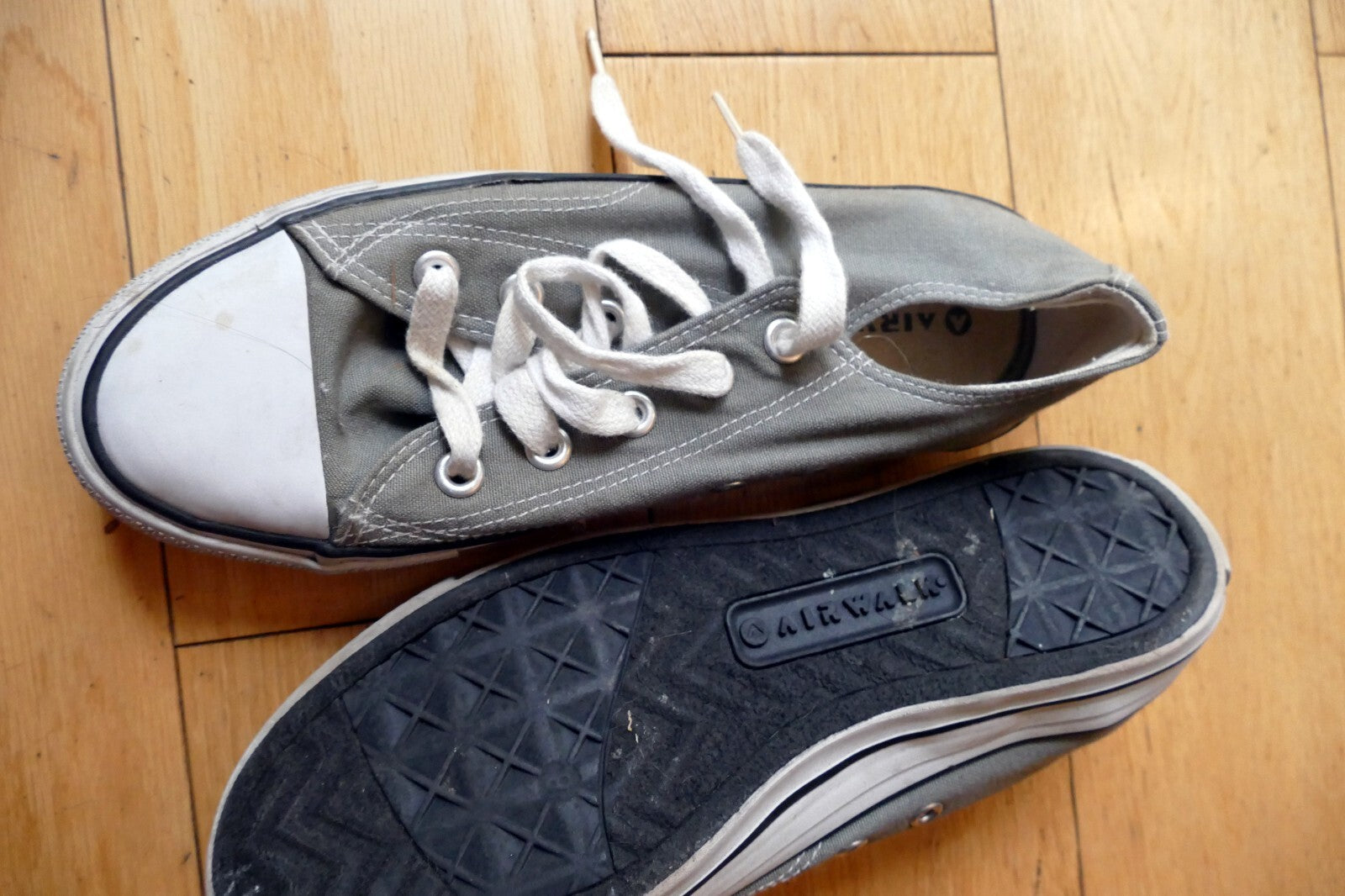 Airwalk Skateboarding Women's Size 8 Sneaker Gray White US lace up - USED