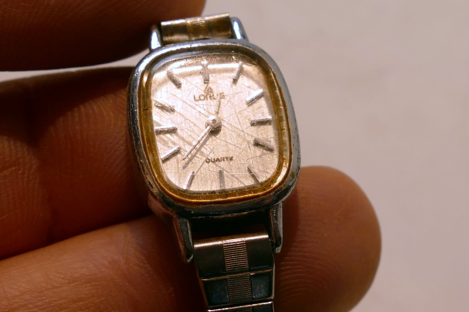 Ladies Lorus V236-5040 Silver Tone Quartz Watch - - NOT WORKING Parts / Repair