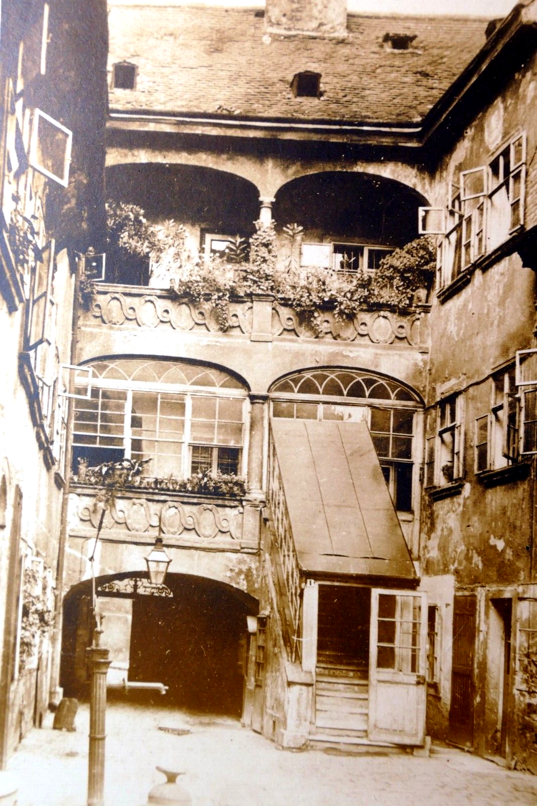 Wien   ulrichsplatz courtyard postcard austria 1930's   unposted