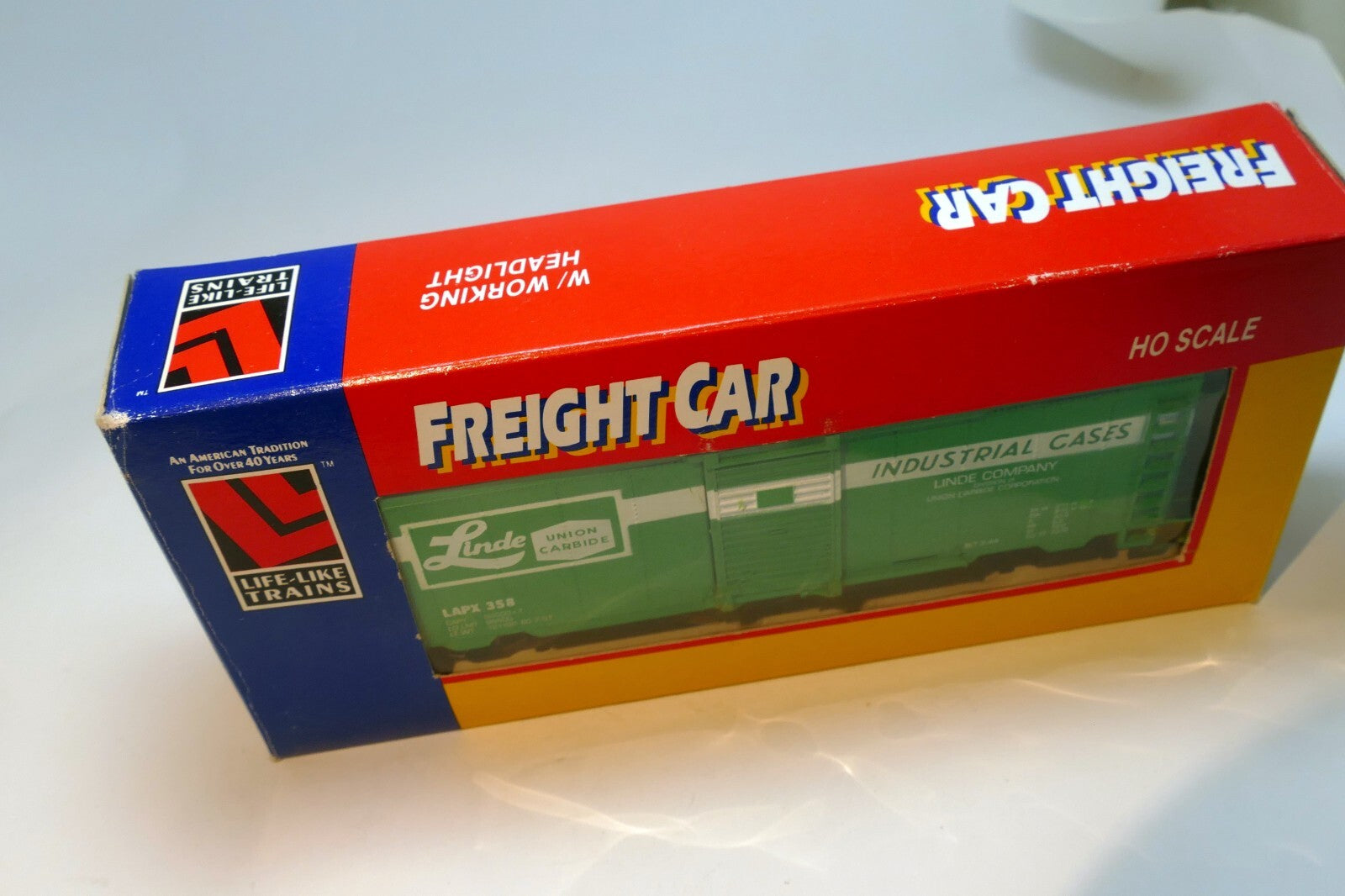 Life Like Linde Union Carbide Box Car 8475 HO Scale