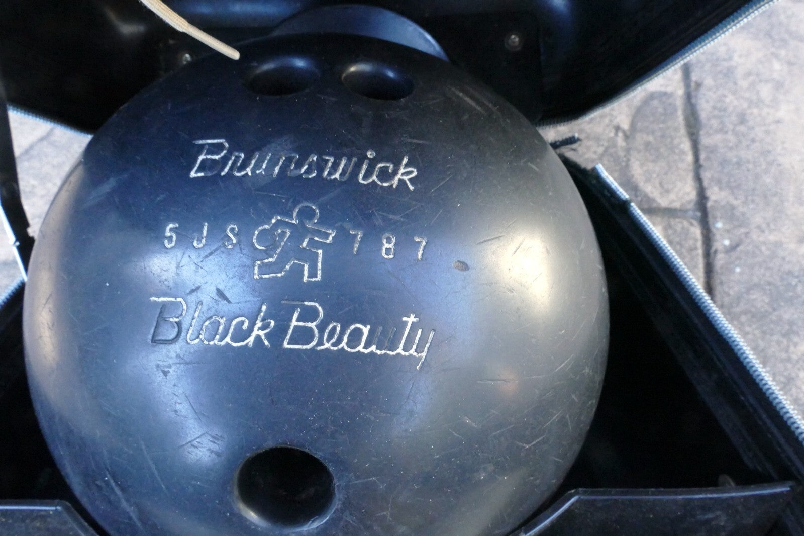 Vintage Black Beauty Brunswick Black Bowling Ball 5JS787 with Retro Bag