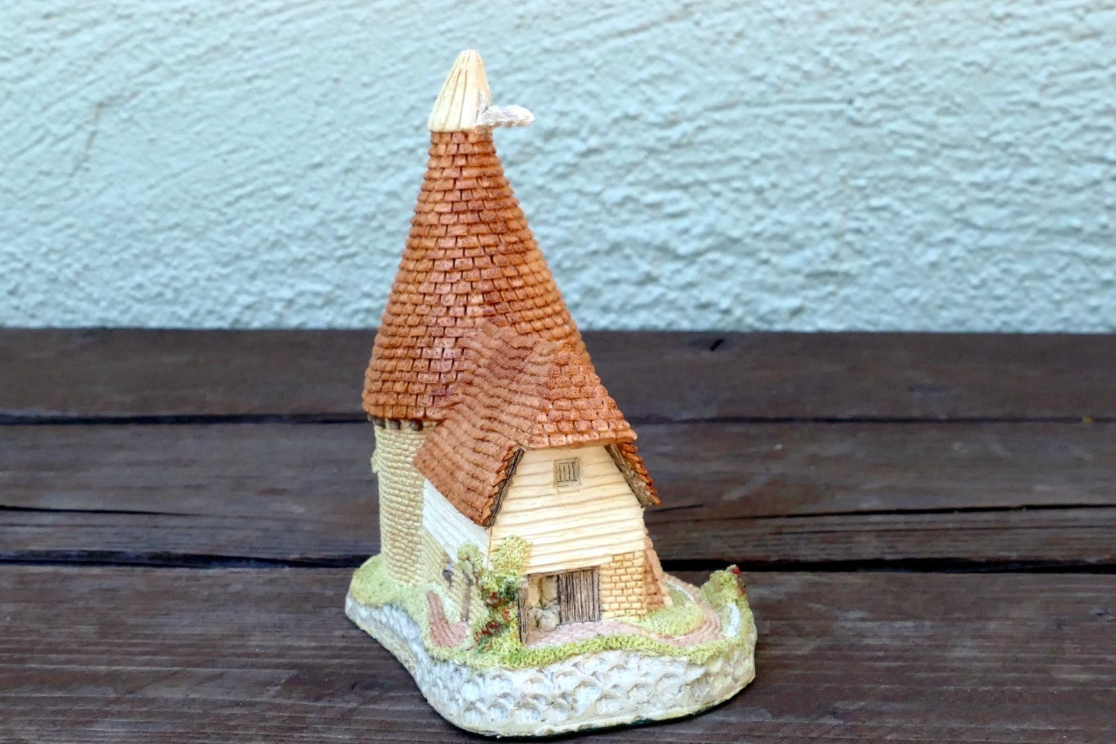 David Winter Cottages Single Oast Handcrafted Figurine Vintage UK Great Britain