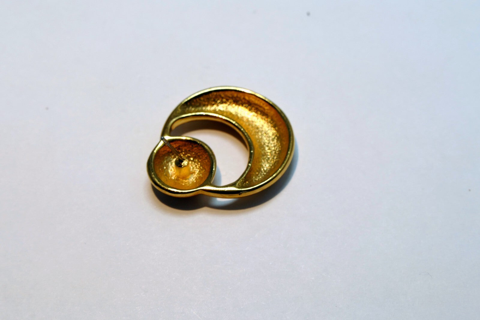 Vintage  gold tone - round door knocker - PIERCED EARRING (single piece)