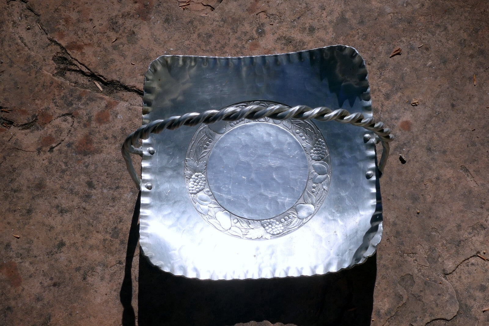Hand Forged EVERLAST Metal Aluminum Bowl w/Hammered Fruit Grapes 9" basket
