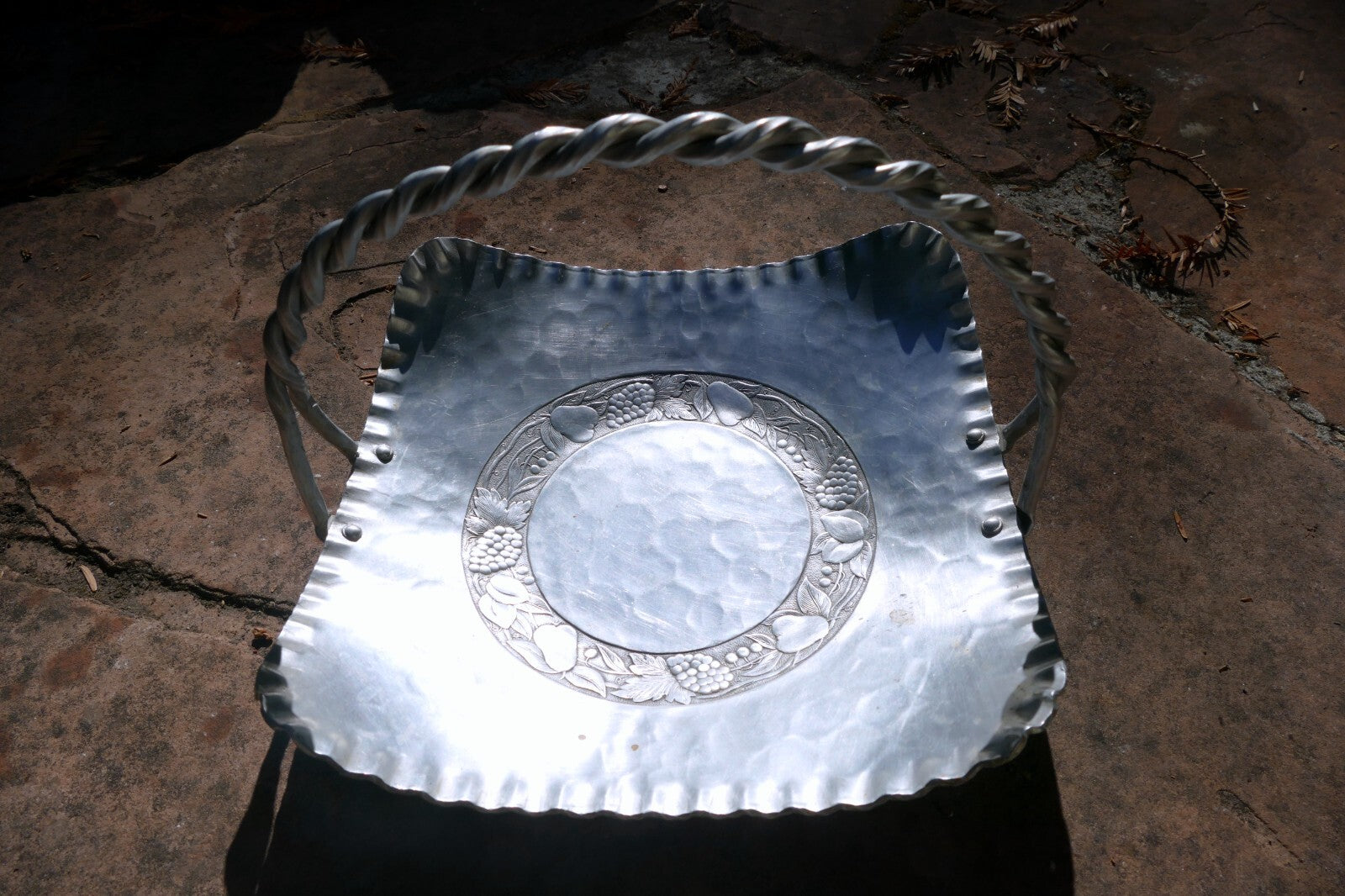 Hand Forged EVERLAST Metal Aluminum Bowl w/Hammered Fruit Grapes 9" basket