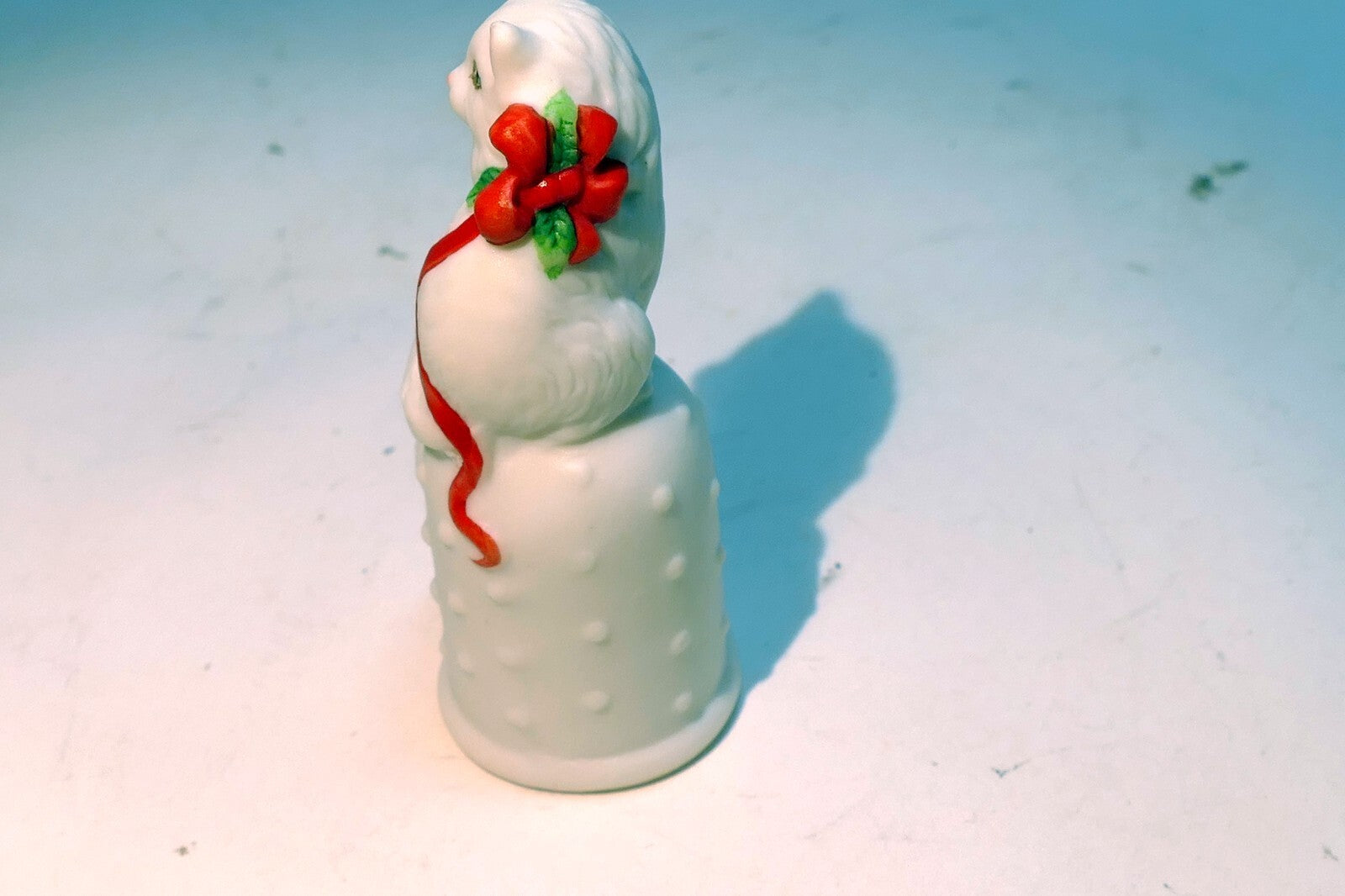 Thimble Souvenir white cat red bow porcelain feline