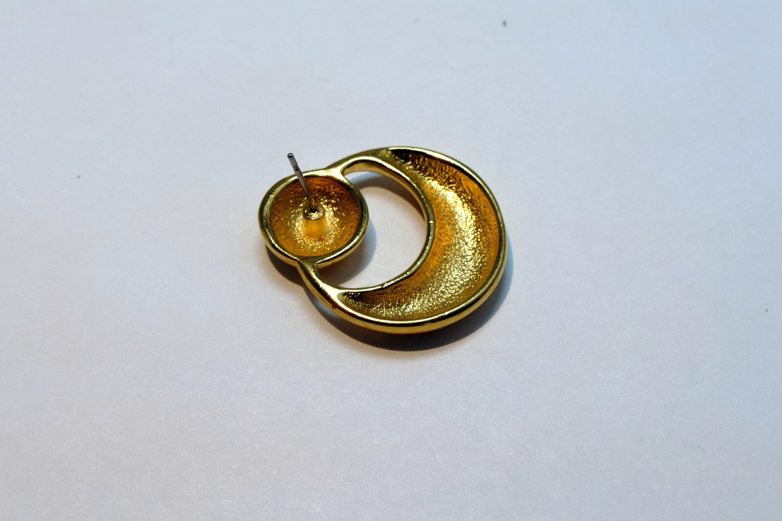Vintage  gold tone - round door knocker - PIERCED EARRING (single piece)