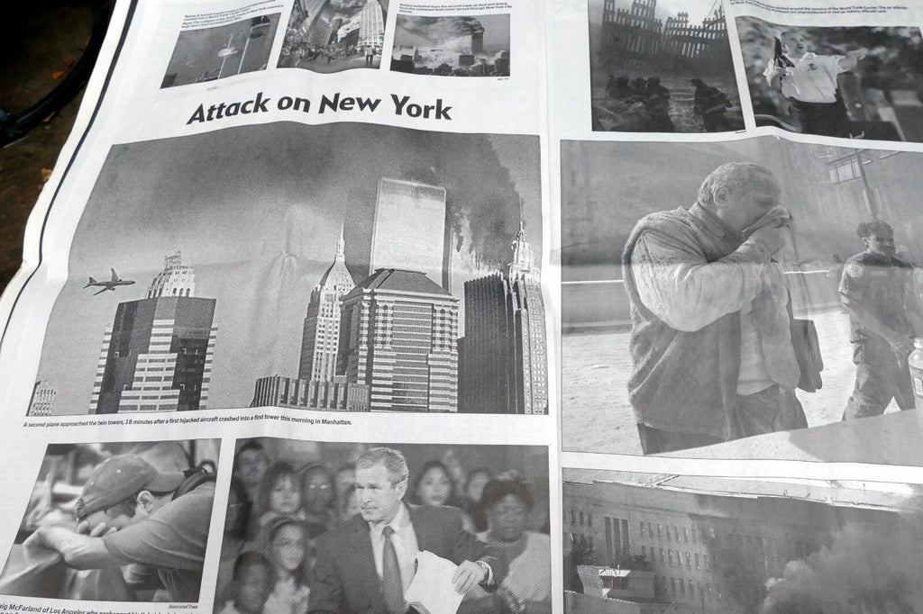 09 - 11 - 2001 San Francisco Chronicle EXTRA US Under Attack world Trade Center