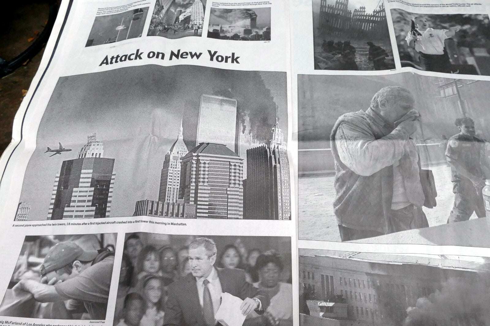 09 - 11 - 2001 San Francisco Chronicle EXTRA US Under Attack world Trade Center