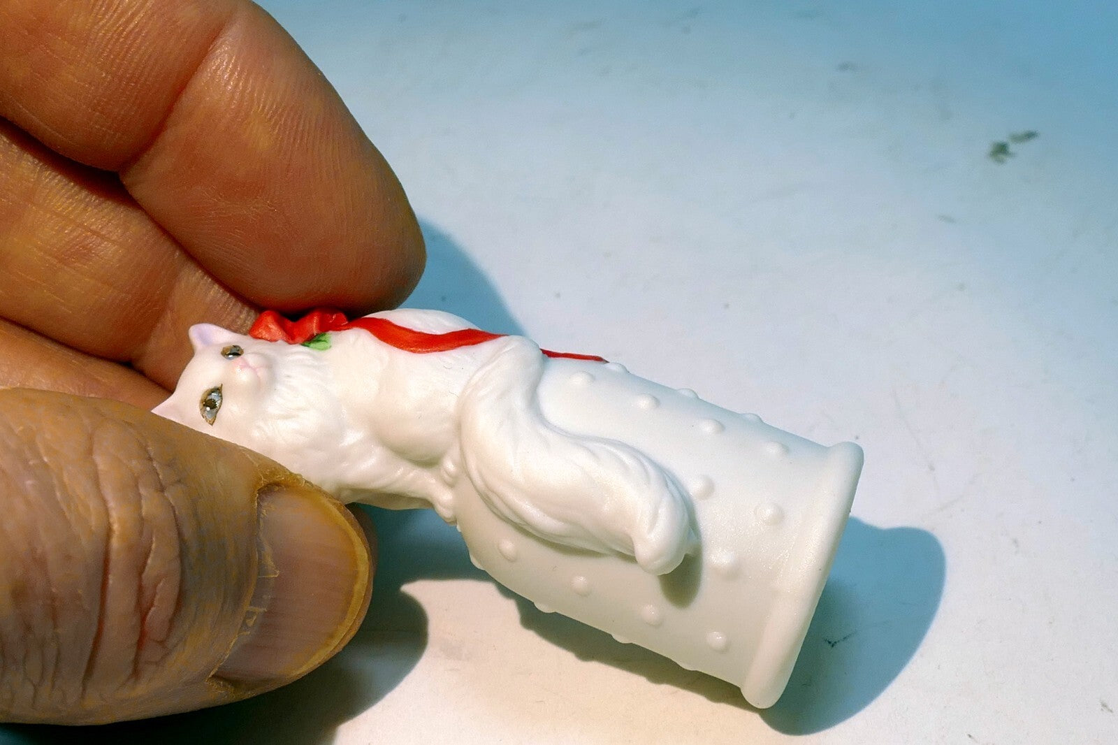 Thimble Souvenir white cat red bow porcelain feline