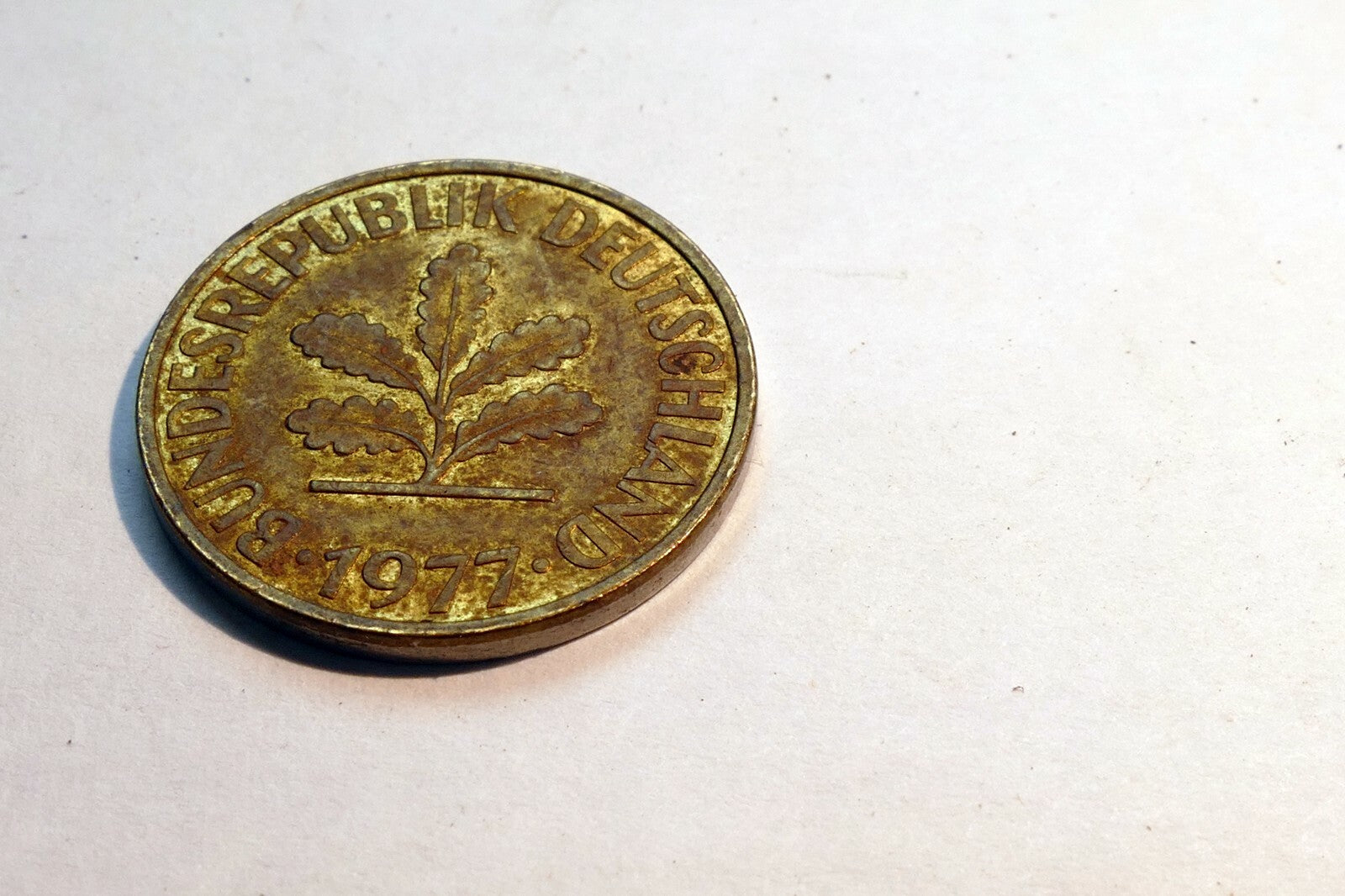 10 Pfennig coin  1977 GERMANY - FEDERAL REPUBLIC Oak Leaf