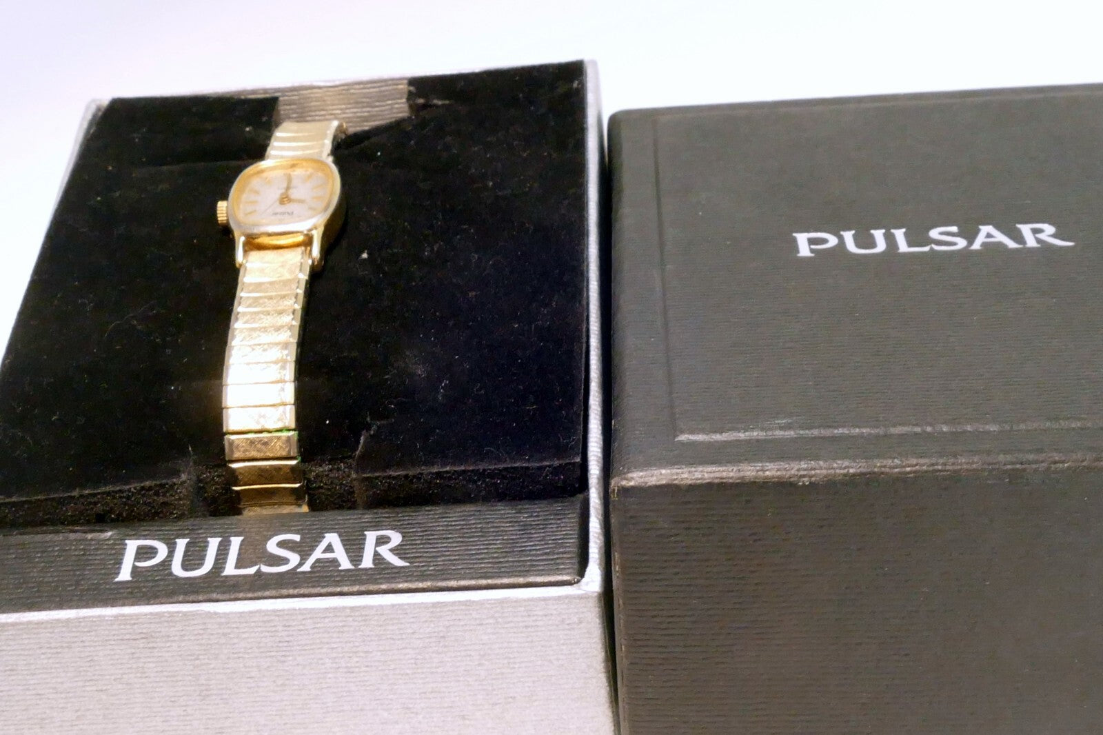 Vintage Pulsar Watch Women Gold Tone Stretch Band V238-5090 RD