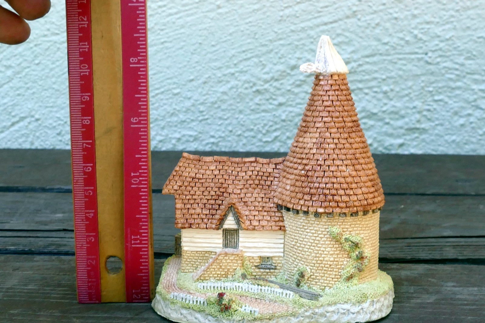 David Winter Cottages Single Oast Handcrafted Figurine Vintage UK Great Britain