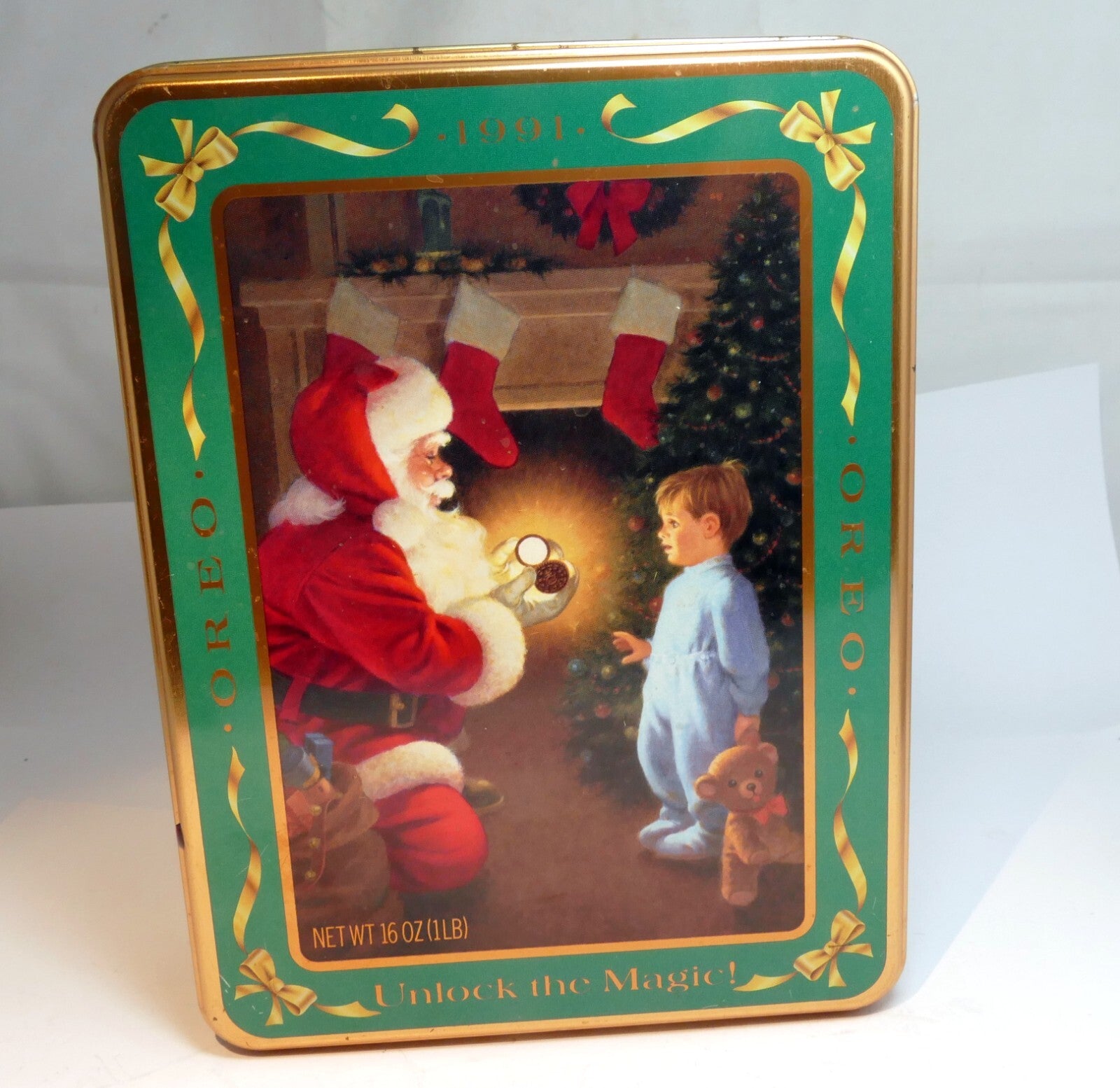 Oreo cookie christmas eve tin empty container with santa claus & boy 1991