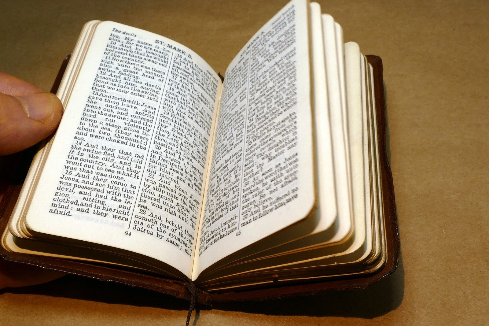 Pocket Oxford New Testament Bible Printed in London 1900's w/ color pictures