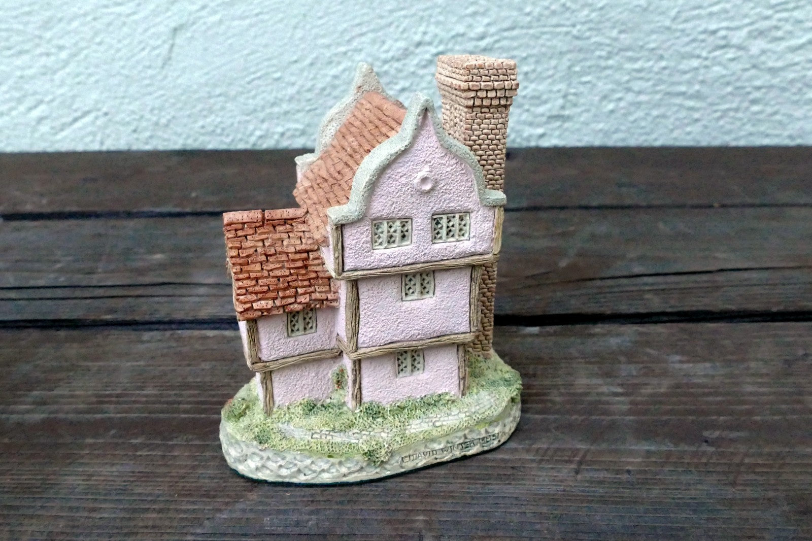David Winter  SUFFOLK HOUSE Hand Painted Made in England