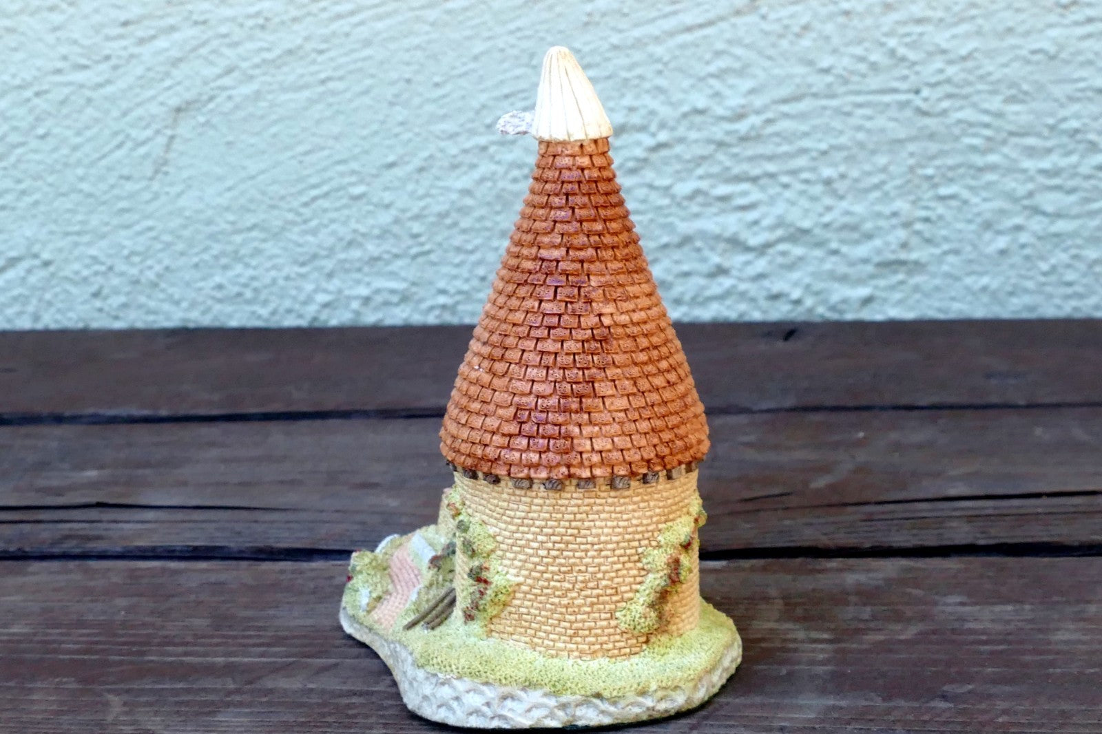 David Winter Cottages Single Oast Handcrafted Figurine Vintage UK Great Britain
