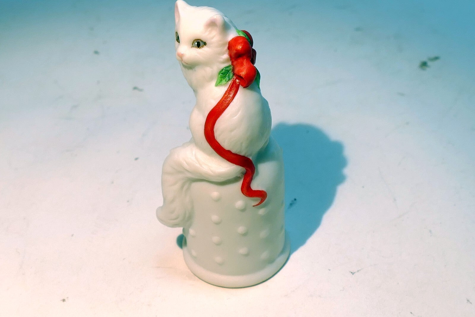 Thimble Souvenir white cat red bow porcelain feline