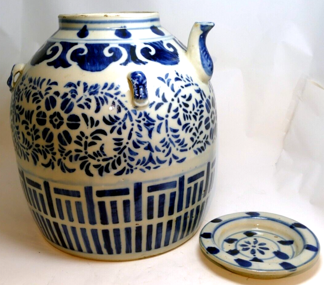 Chinese qianlong nian zhi blue & white porcelain large wedding teapot