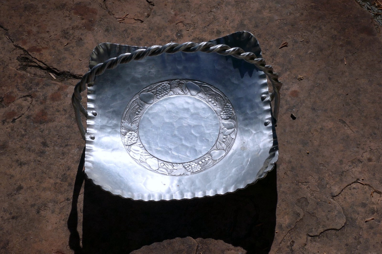 Hand Forged EVERLAST Metal Aluminum Bowl w/Hammered Fruit Grapes 9" basket