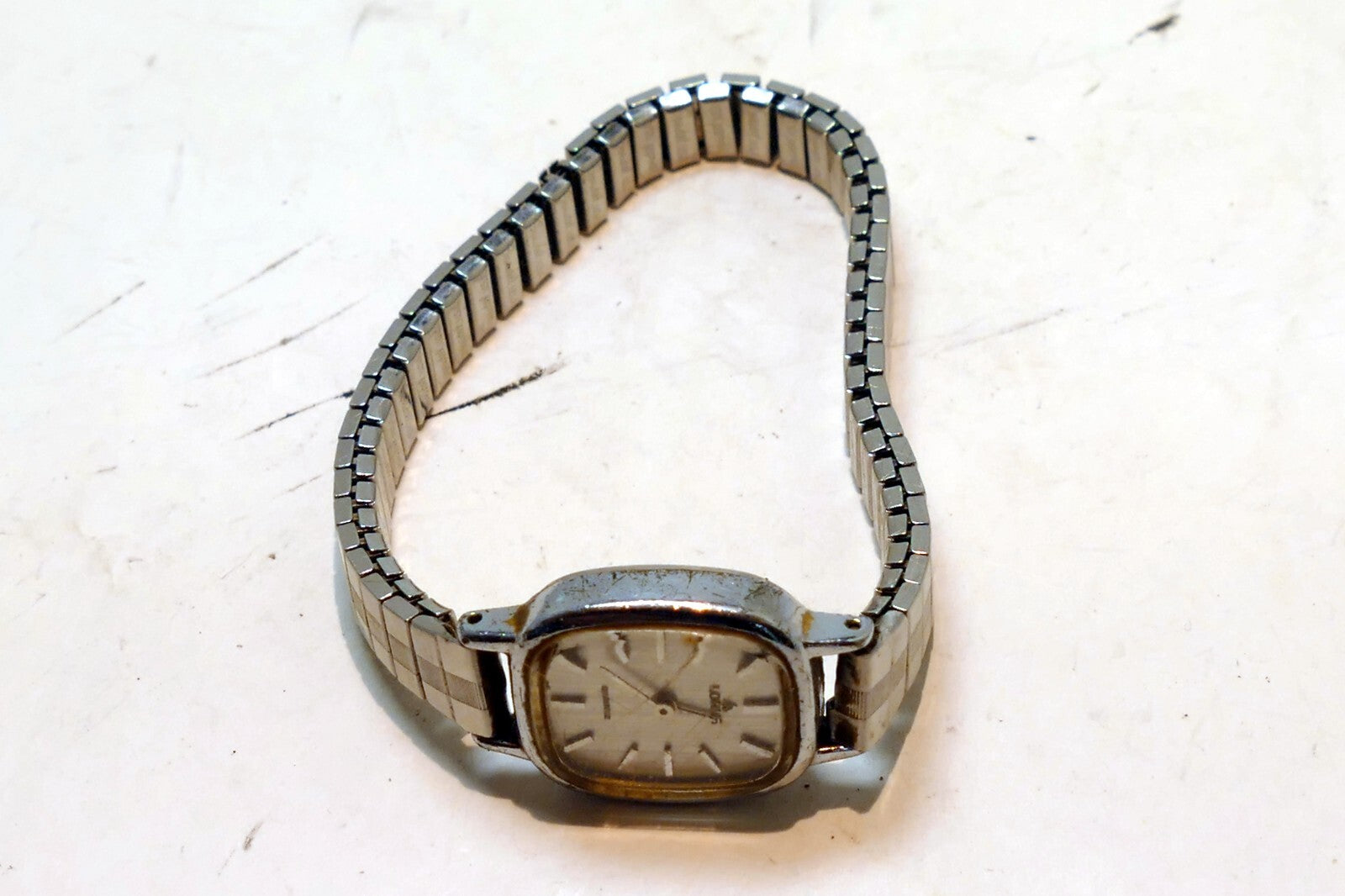 Ladies Lorus V236-5040 Silver Tone Quartz Watch - - NOT WORKING Parts / Repair