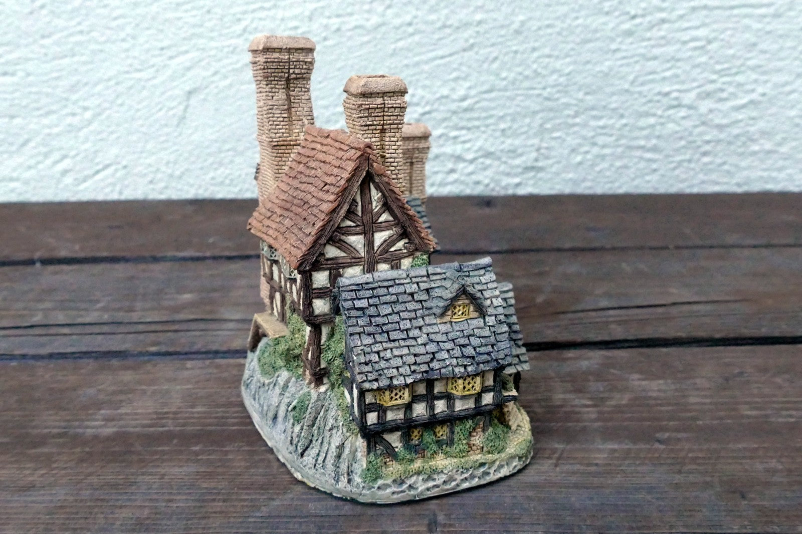 1983 David Winter Cottage Hartford Court Display